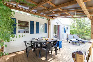 Camping Sandaya La Roubine - Mobilheim mit Terrasse auf dem Campingplatz