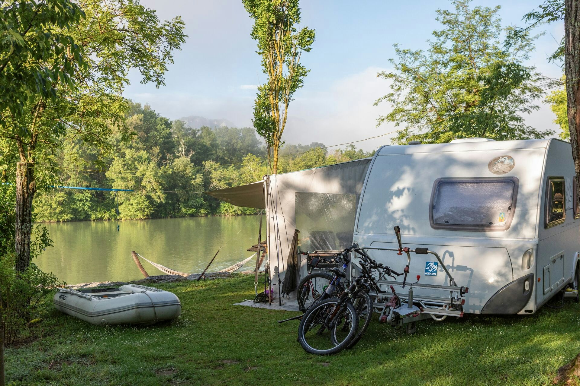 Camping Sandaya La Roubine - Blick auf einen Standplatz am Ufer des Flusses