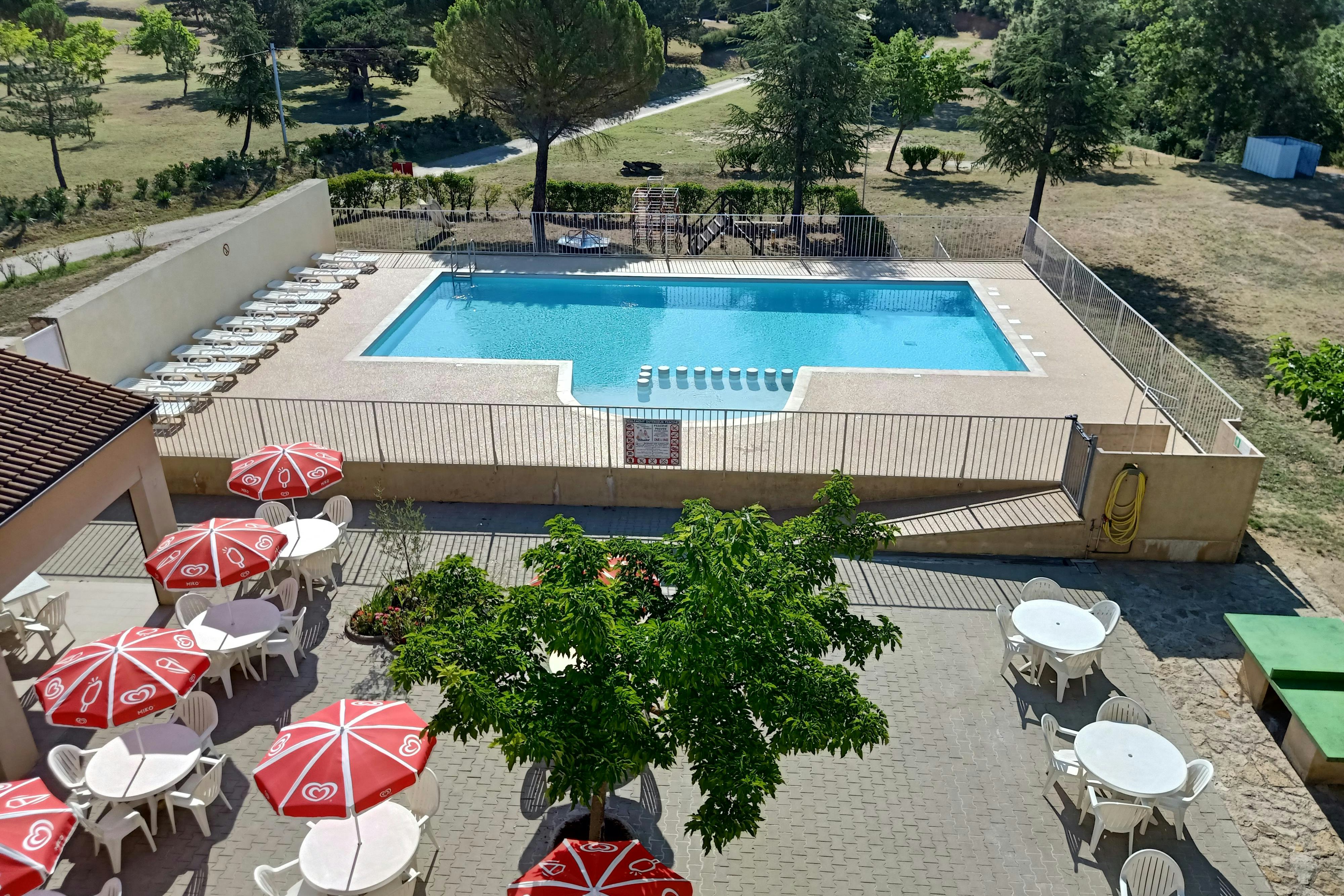 Camping La Rouvière les Pins  - Pool im Freien mit Liegestühlen und Sonnenschirmen
