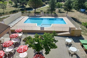 Camping La Rouvière les Pins - Pool im Freien mit Liegestühlen und Sonnenschirmen