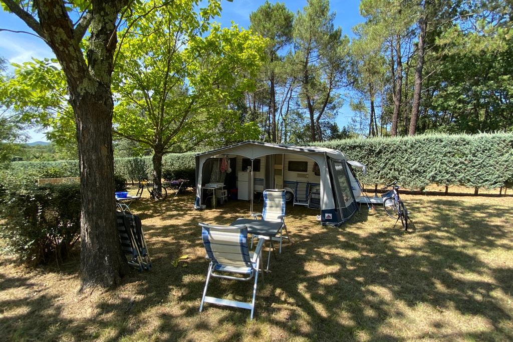 Camping La Rouvière les Pins - Komfortstellplatz im Halbschatten