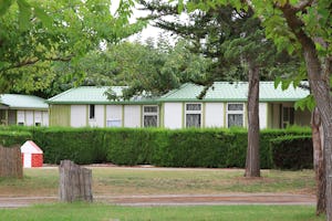 Camping La Rueda - Mobilheime vom Campingplatz zwischen Bäumen