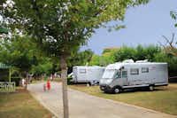 Camping La Rueda  -  Wohnmobil auf dem Stellplatz vom Campingplatz auf grüner Wiese