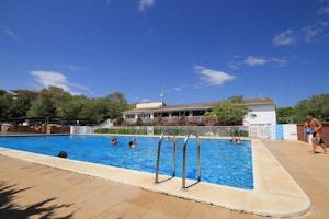 Camping La Rueda - Pool im Freien auf dem Campingplatz