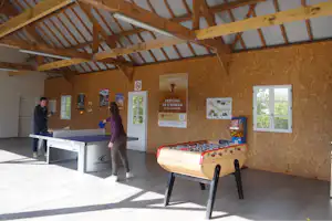 Camping la Safrière - Camper spielen Tischtennis im Freizeitbereich des Campingplatzes