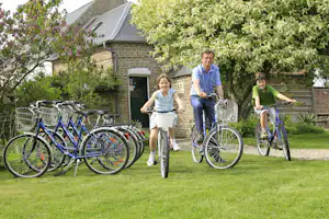 Camping la Safrière - Camperfamilie auf Fahrrädern des Campingplatzes