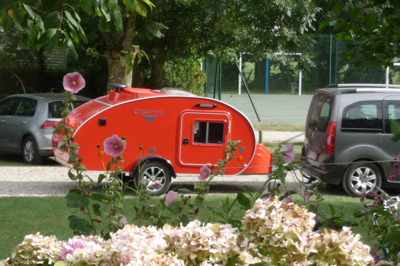 Camping la Safrière - Mini Wohnwagen auf einer Strasse des Campingplatzes