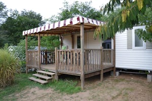 Camping La Sagne - Mobilheim vom Campingplatz zwischen Bäumen