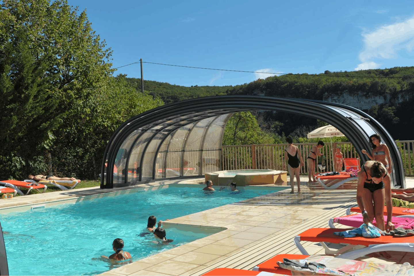 Camping La Sagne - Poolbereich vom Campingplatz mit Whirlpool und Liegestühlen in der Sonne