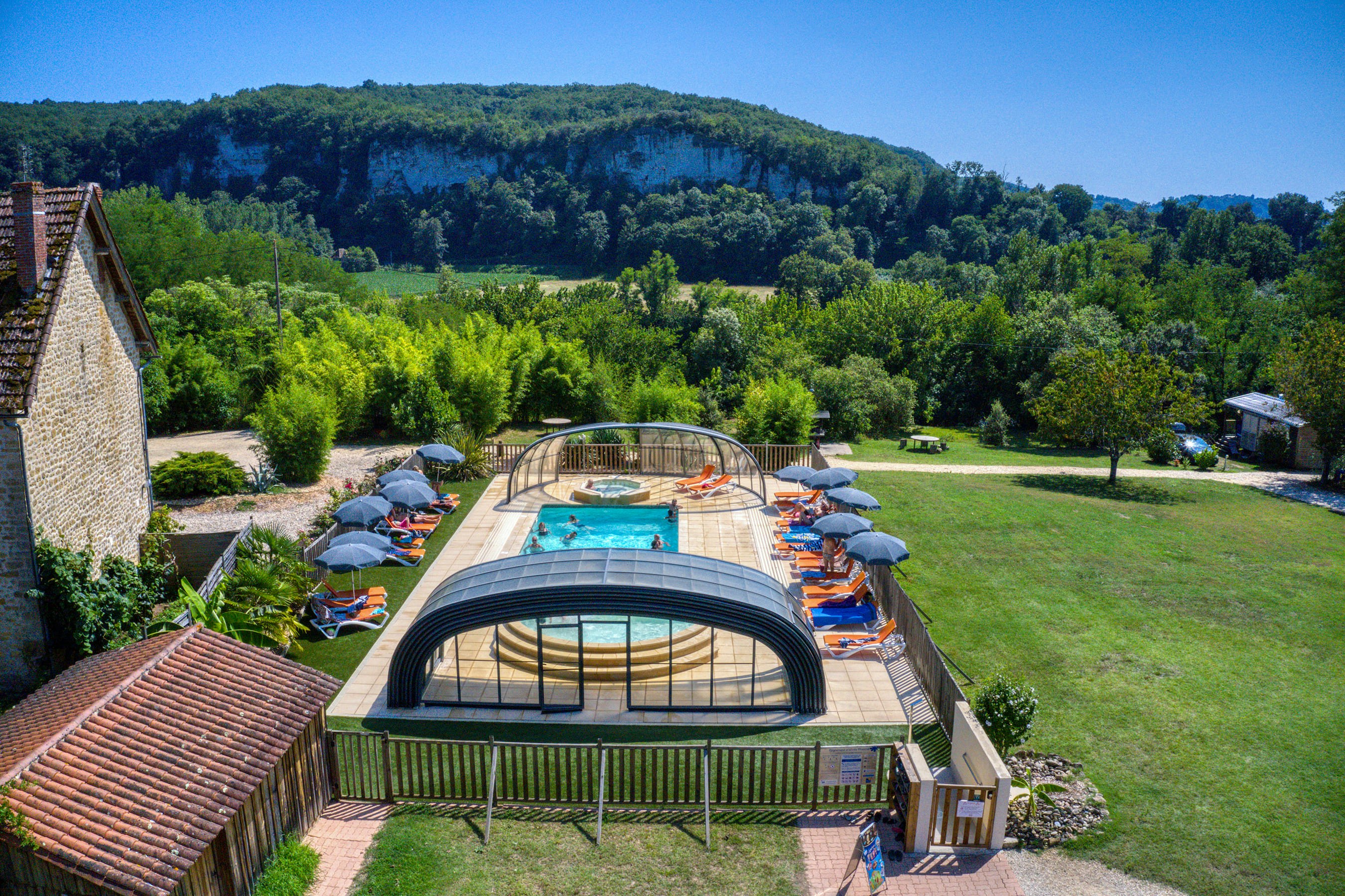 Flower Camping La Sagne  - Pool im Freien mit Liegestühlen und Sonnenschirmen