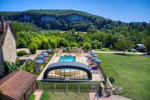 Flower Camping La Sagne - Pool im Freien mit Liegestühlen und Sonnenschirmen
