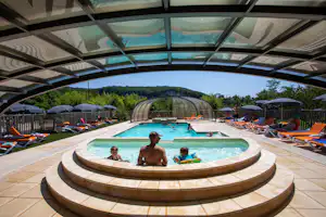 Flower Camping La Sagne - Blick auf den Pool im Freien auf dem Campingplatz