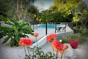 Camping La Salendrinque - Pool im Grünen auf dem Campingplatz