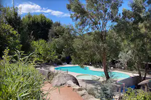 Camping La Salendrinque - Pool mit Liegestühlen auf dem Campingplatz