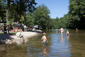 Camping La Salendrinque - Badestrand beim Campingplatz mit Schatten spendenden Bäumen