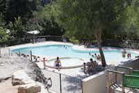 Camping La Salendrinque -  Campingplatzgelände mit pool und Kinderbecken im Grünen
