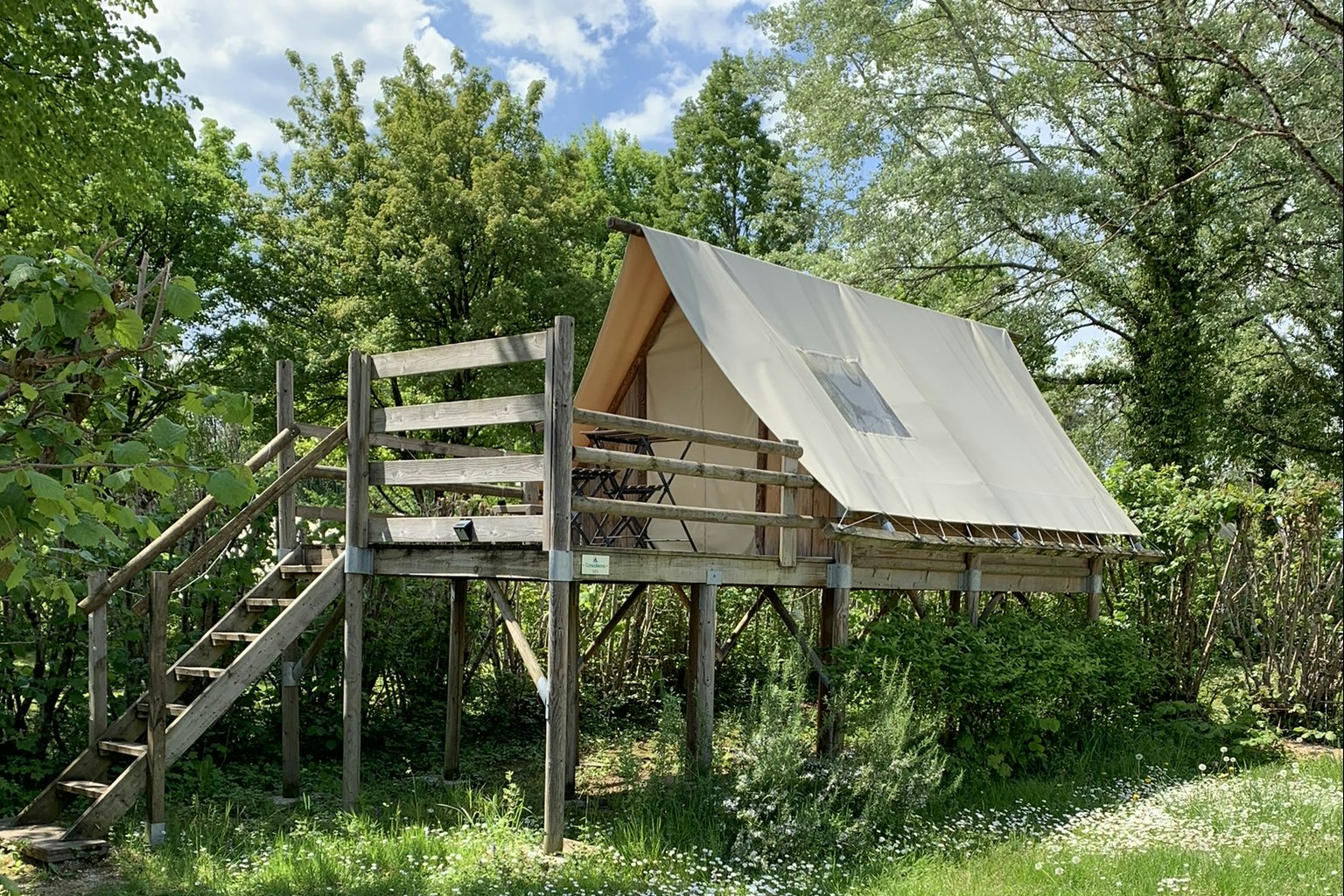 Camping La Saline - Stelzenzelt auf dem Campingplatz