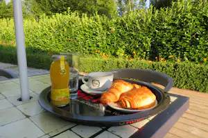 Camping La Salvinie - Frühstück auf der Terrasse eines Ferienhauses