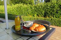 Camping La Salvinie - Frühstück auf der Terrasse eines Ferienhauses