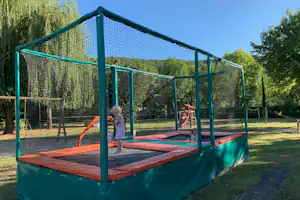 Camping La Salvinie - Kinderspielplatz mit Trampolin auf dem Campingplatz