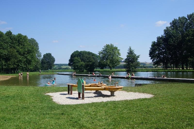 Flower Camping La Samaritaine - Kleiner Wasserspielplatz für Kinder am Naturschwimmteich des Campingplatzes