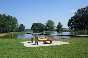 Flower Camping La Samaritaine - Kleiner Wasserspielplatz für Kinder am Naturschwimmteich des Campingplatzes