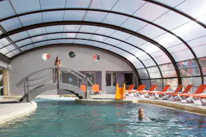 Camping la Sardane - Camper im Indoor Pool vom Campingplatz mit Liegestühlen