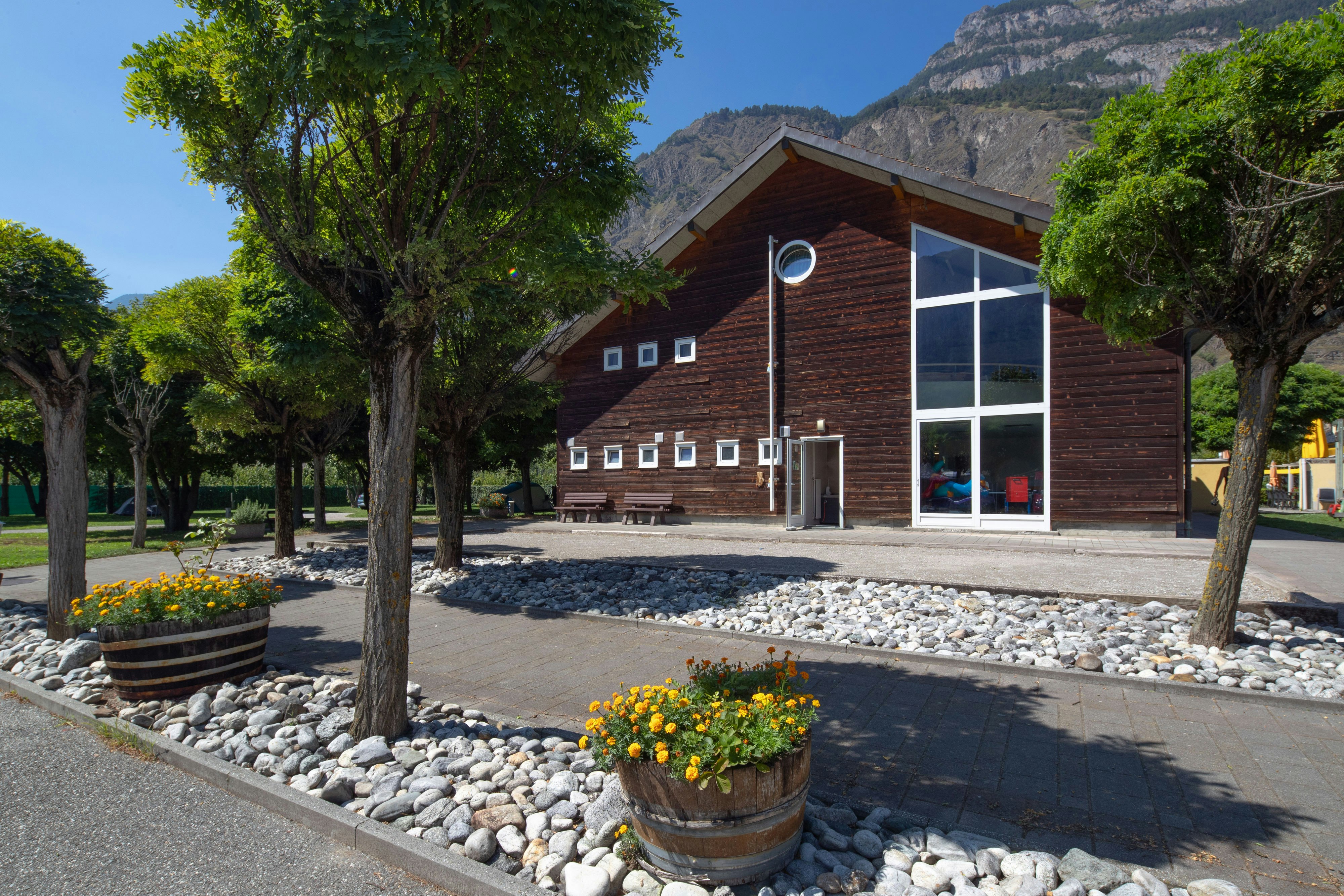 Relais de la Sarvaz  Camping La Sarvaz - Servicegebäude auf dem Campingplatz