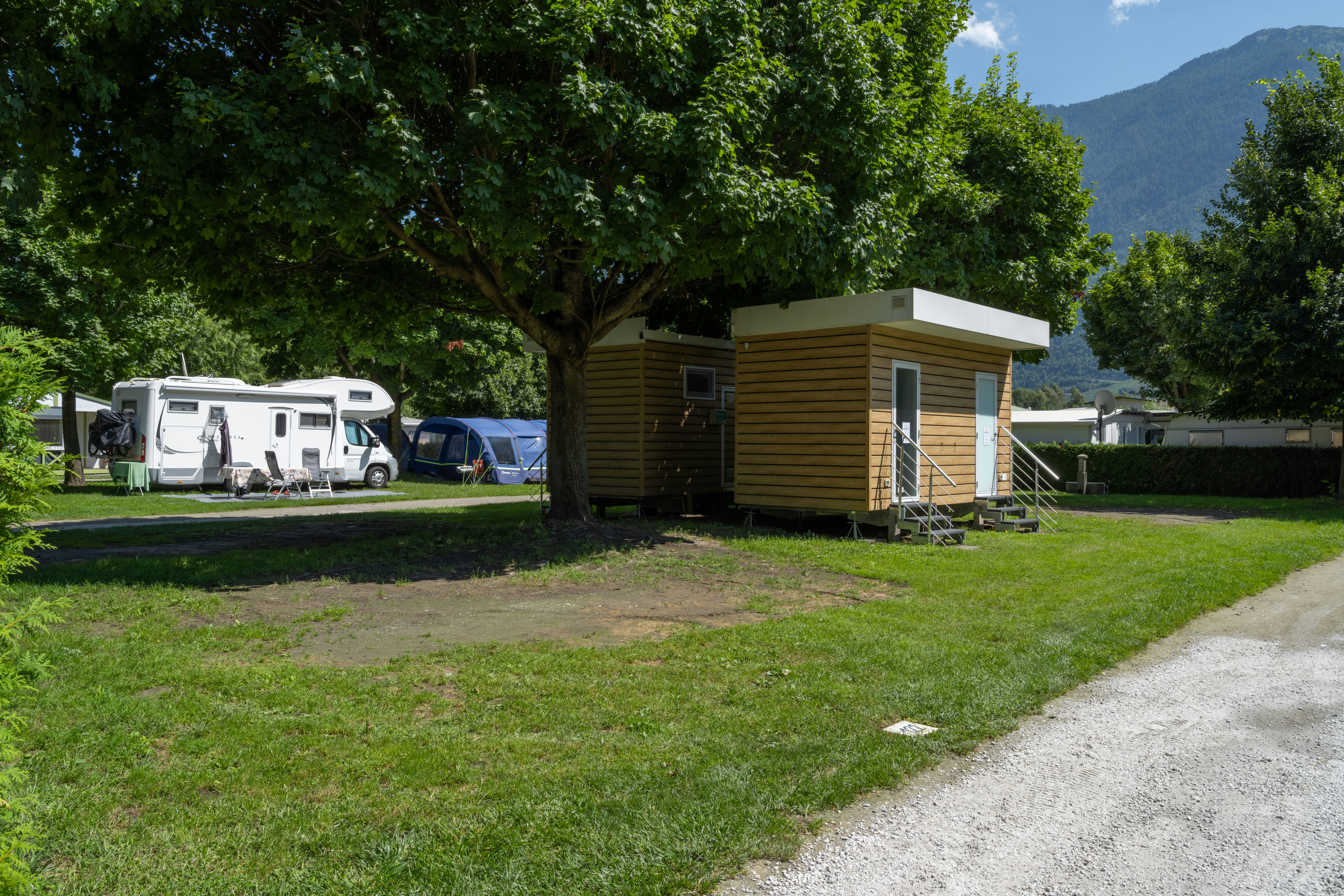 Relais de la Sarvaz  Camping La Sarvaz - Standplätze zwischen den Bäumen auf dem Campingplatz
