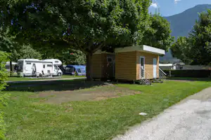 Relais de la Sarvaz Camping La Sarvaz - Standplätze zwischen den Bäumen auf dem Campingplatz