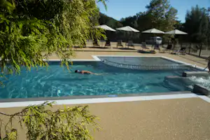 Camping La Serre - Poolbereich mit Liegestühlen und Sonnenschirmen