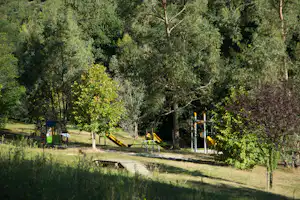 Camping La Serre - Spielplatz auf dem Campingplatz mit Rutschen, Schaukel und Klettergerüst