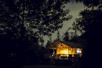 Camping La Serre - beleuchtetes Wohnzelt in der Nacht
