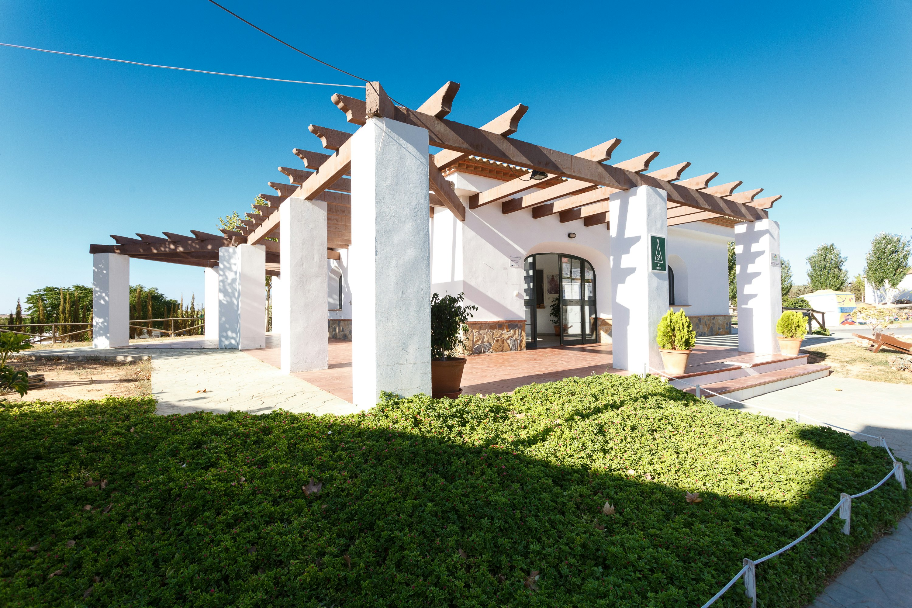 Camping La Sierrecilla -  Außenansicht des Restaurants auf dem Campingplatz