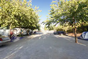 Camping La Sierrecilla - Campingbereich für Zelte, Wohnwagen und Mobilheime im Schatten der Bäume.