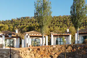 Camping La Sierrecilla - Luxus-Haus mit Veranda auf dem Campingplatz