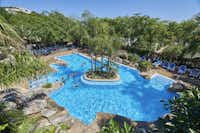 La Siesta Salou Resort & Camping - Poolbereich im grünen
