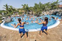 La Siesta Salou Resort & Camping - Wassergymnastik Kurs am Pool auf dem Campingplatz