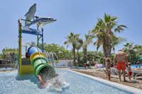 La Siesta Salou Resort & Camping - Wasserspielplatz und Campinggäste am Pool