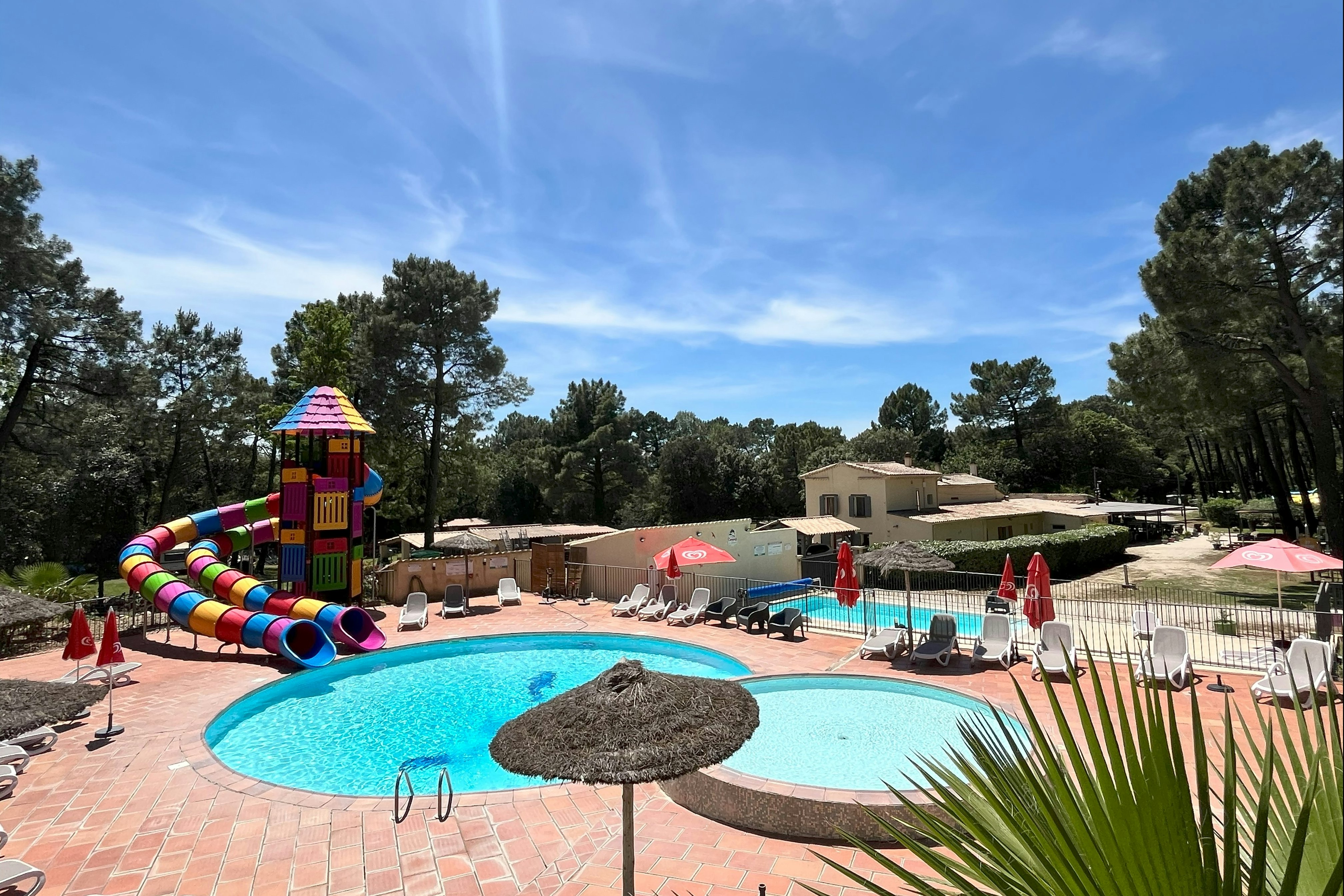 Camping La Simioune  - Pool im Freien mit Liegestühlen und Sonnenschirmen und Rutschen für Kinder