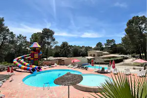 Camping La Simioune - Pool im Freien mit Liegestühlen und Sonnenschirmen und Rutschen für Kinder