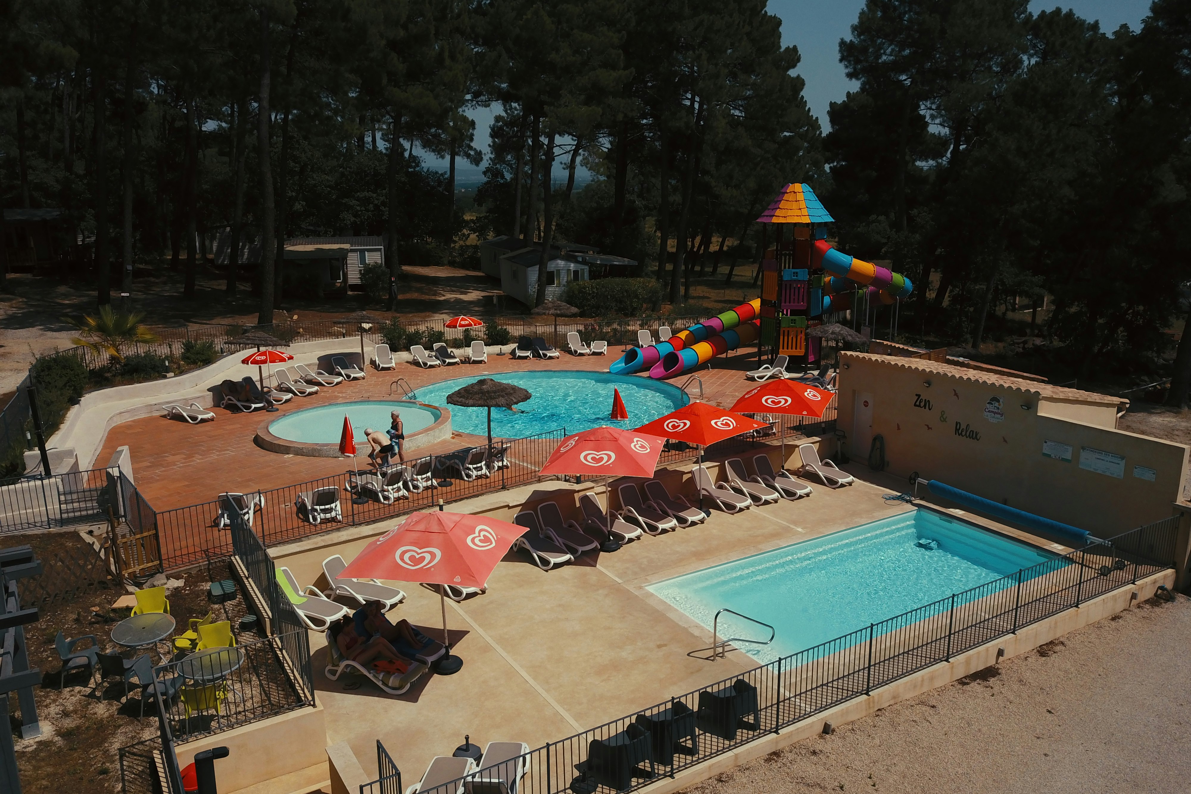 Camping La Simioune - Luftaufnahme des Freibades mit Kinderbecken