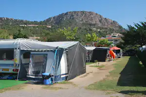 Camping La Sirena - Stellplatz vom Campingplatz mit Blick auf die Berge