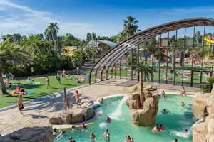 Camping La Sirène - Liegewiese und Swimmingpool auf dem Campingplatz