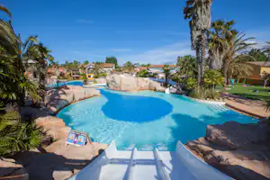 Camping La Sirène - Poolanlage mit Rutsche auf dem Campingplatz