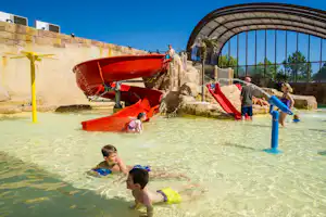 Camping La Sirène - Poolanlage mit Wasserspielplatz und Rutsche