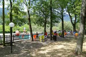 Camping La Soleia d'Oix- Pool- und Sitzbereich auf dem Campingplatz