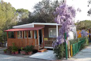 Camping La Sorgente - Mobilheim vom Campingplatz mit Veranda im Grünen