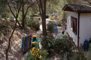 Camping La Sorgente - Mobilheime vom Campingplatz zwischen Bäumen