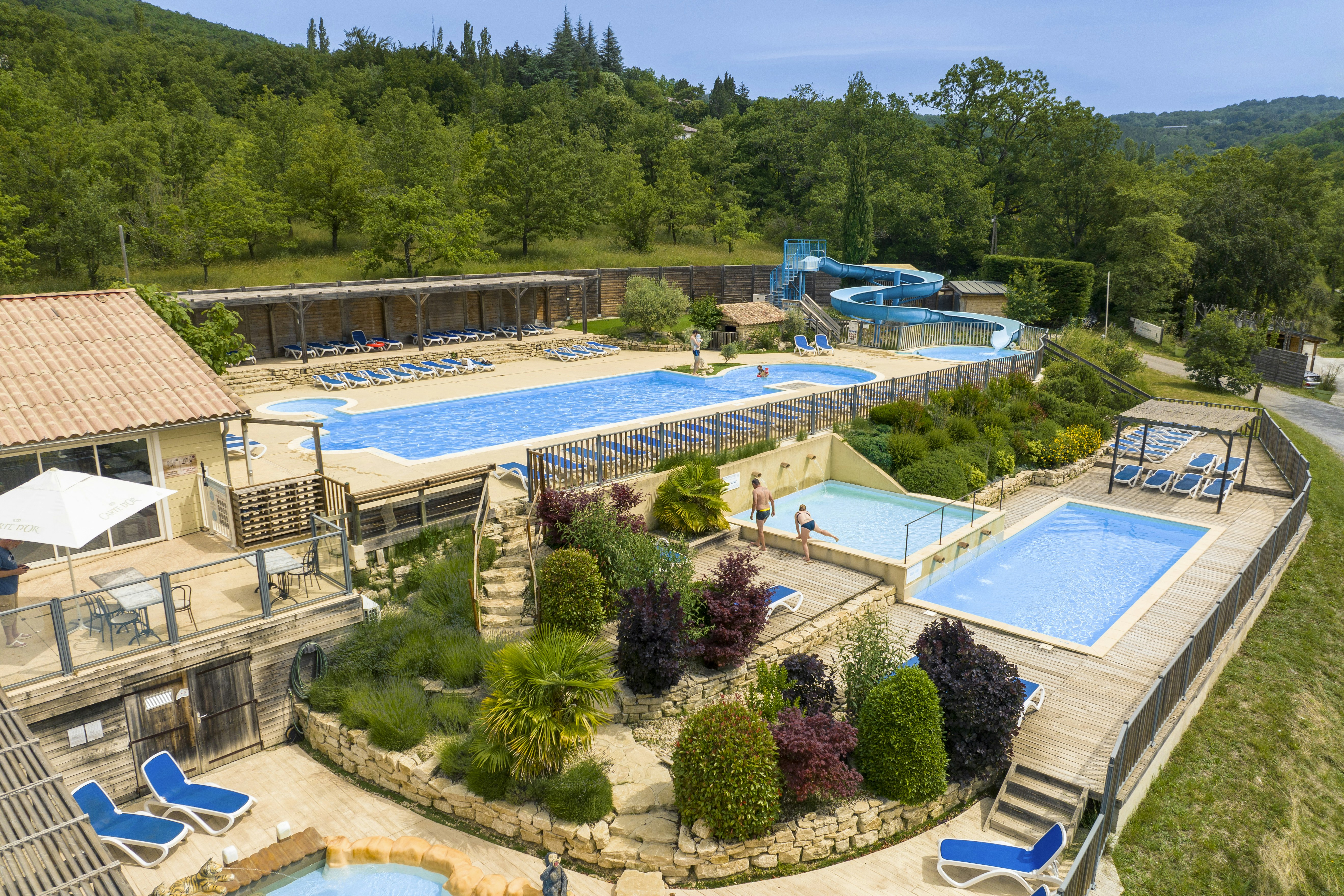 Camping Source du Jabron  Camping la Source du Jabron - Blick auf die Pools auf dem Campingplatz